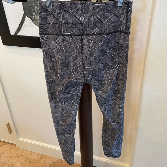 Lululemon size 8 yoga pants - Picture 3 of 4